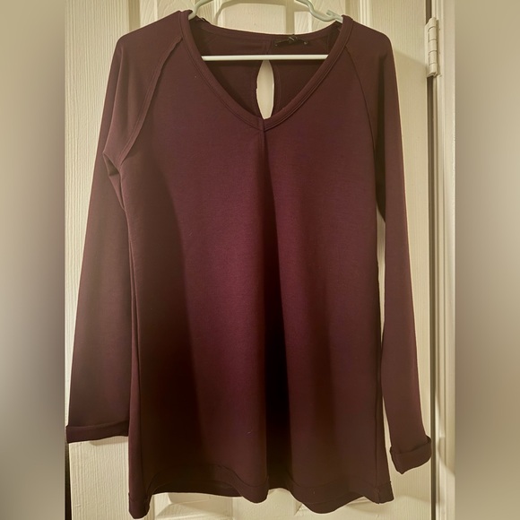 Small, plum sweater with small back cutout. - Picture 4 of 5